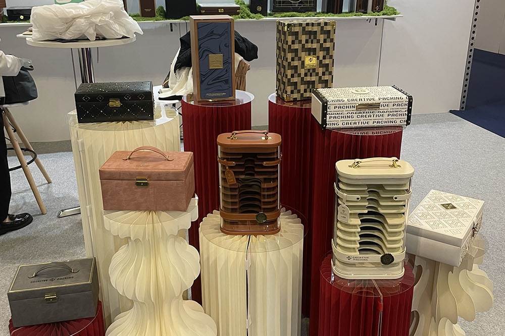 كيفية تعزيز تفرد الهدايا الاحتفالية من خلال صناديق النبيذ المخصصة